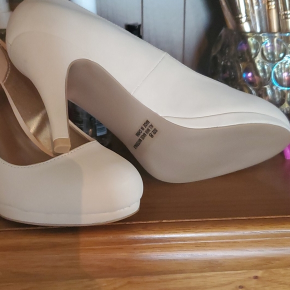 Heels - Picture 3 of 3